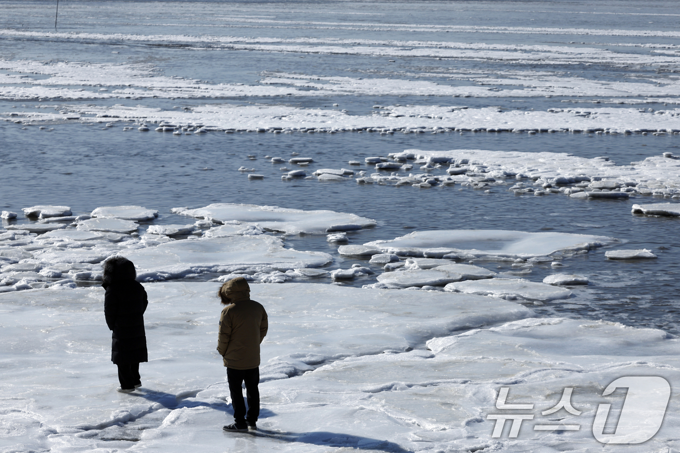 (강화=뉴스1) 박정호 기자 = 전국 곳곳에 한파특보가 발효돼 맹추위가 이어진 21일 인천 강화도 동막해변 일대가 얼어붙어 있다.기상청에 따르면 전국 대부분 지역에서는 당분간 아침 …