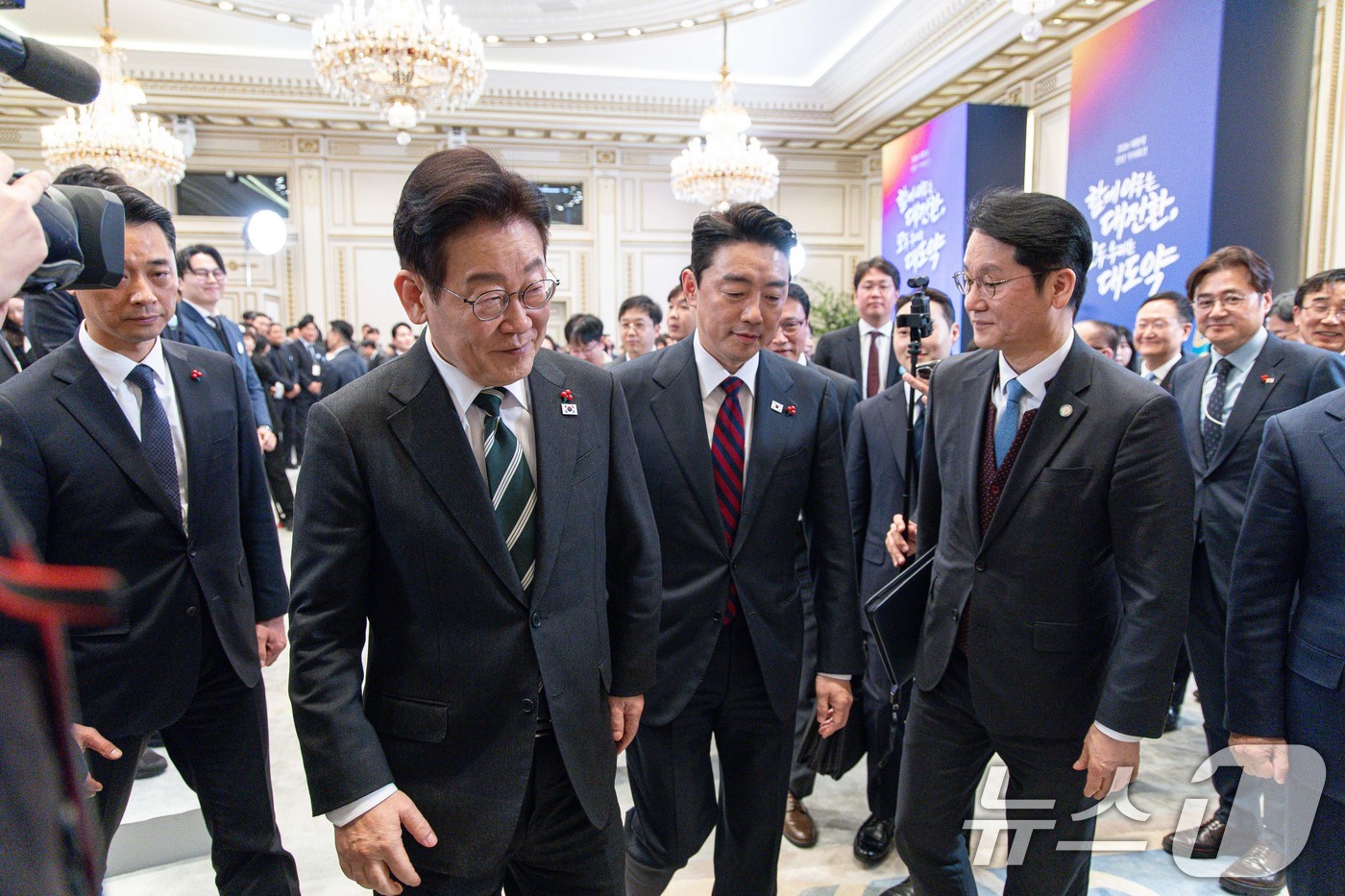 (서울=뉴스1) 이재명 기자 = 이재명 대통령이 21일 청와대 영빈관에서 열린 신년 기자회견을 마친 후 나서고 있다. 2026.1.21/뉴스1