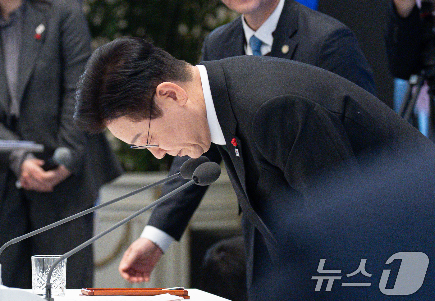 (서울=뉴스1) 이재명 기자 = 이재명 대통령이 21일 청와대 영빈관에서 열린 신년 기자회견을 마친 후 인사하고 있다. 2026.1.21/뉴스1