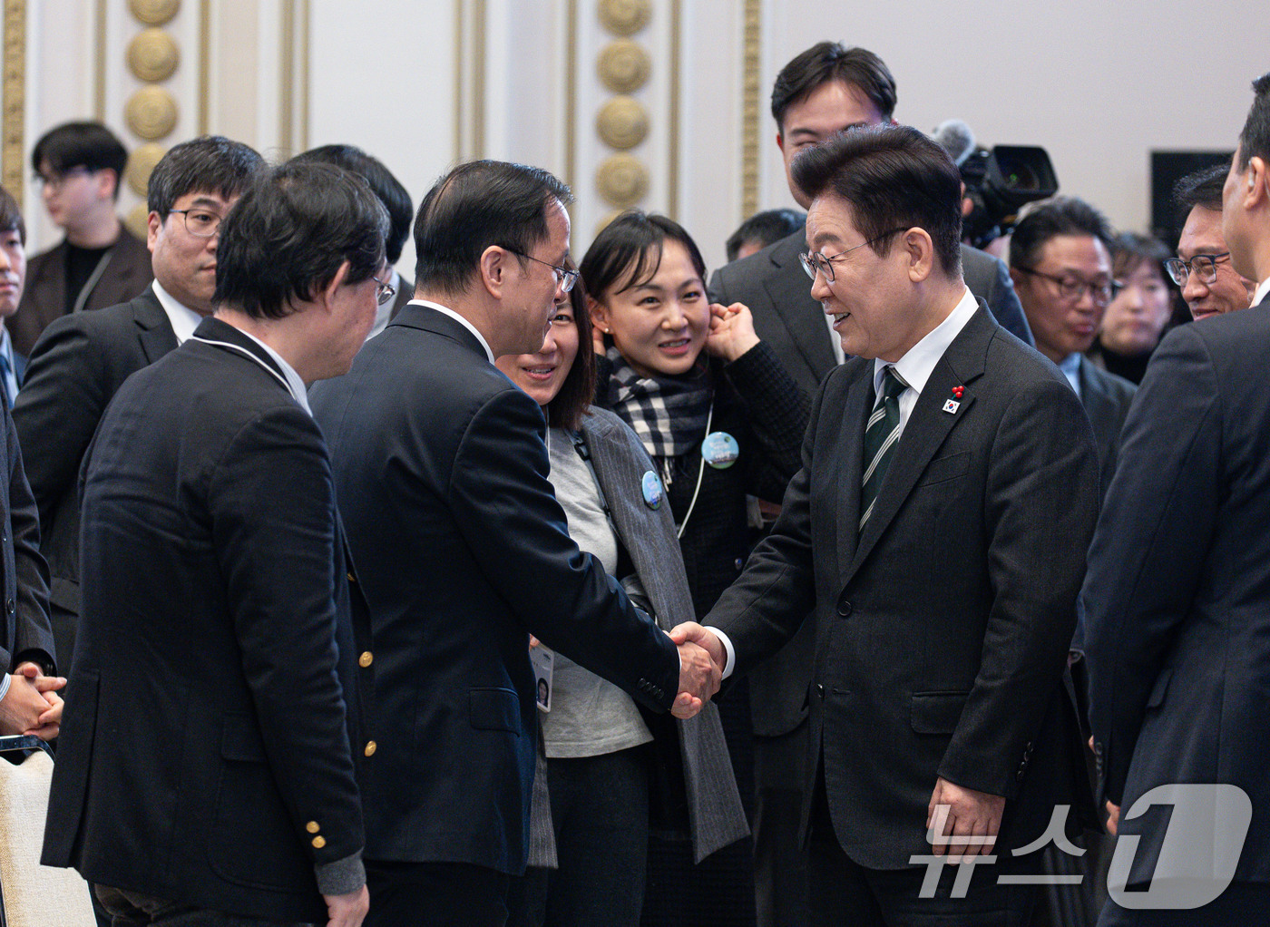 (서울=뉴스1) 이재명 기자 = 이재명 대통령이 21일 청와대 영빈관에서 열린 신년 기자회견을 마친 후 취재진들과 인사를 나누고 있다. 2026.1.21/뉴스1