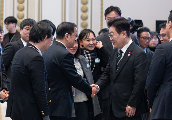 취재진들과 인사 나누는 이재명 대통령