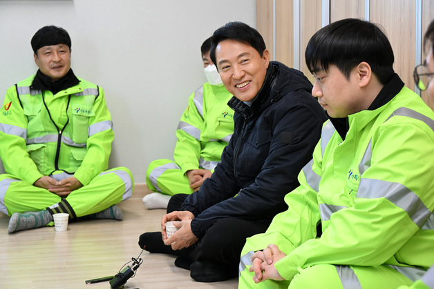 [동정] 오세훈, 환경공무관 한파쉼터 방문…"노고에 감사"