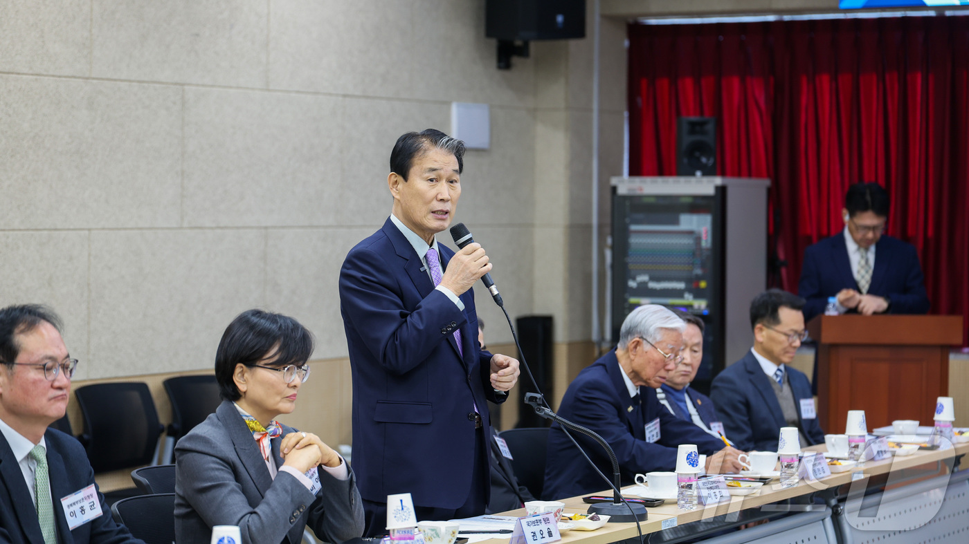 (서울=뉴스1) = 권오을 국가보훈부 장관이 21일 오후 경상북도 보훈회관에서 열린 보훈단체 현장 소통 간담회에서 인사말을 하고 있다. (국가보훈부 제공. 재판매 및 DB 금지) …