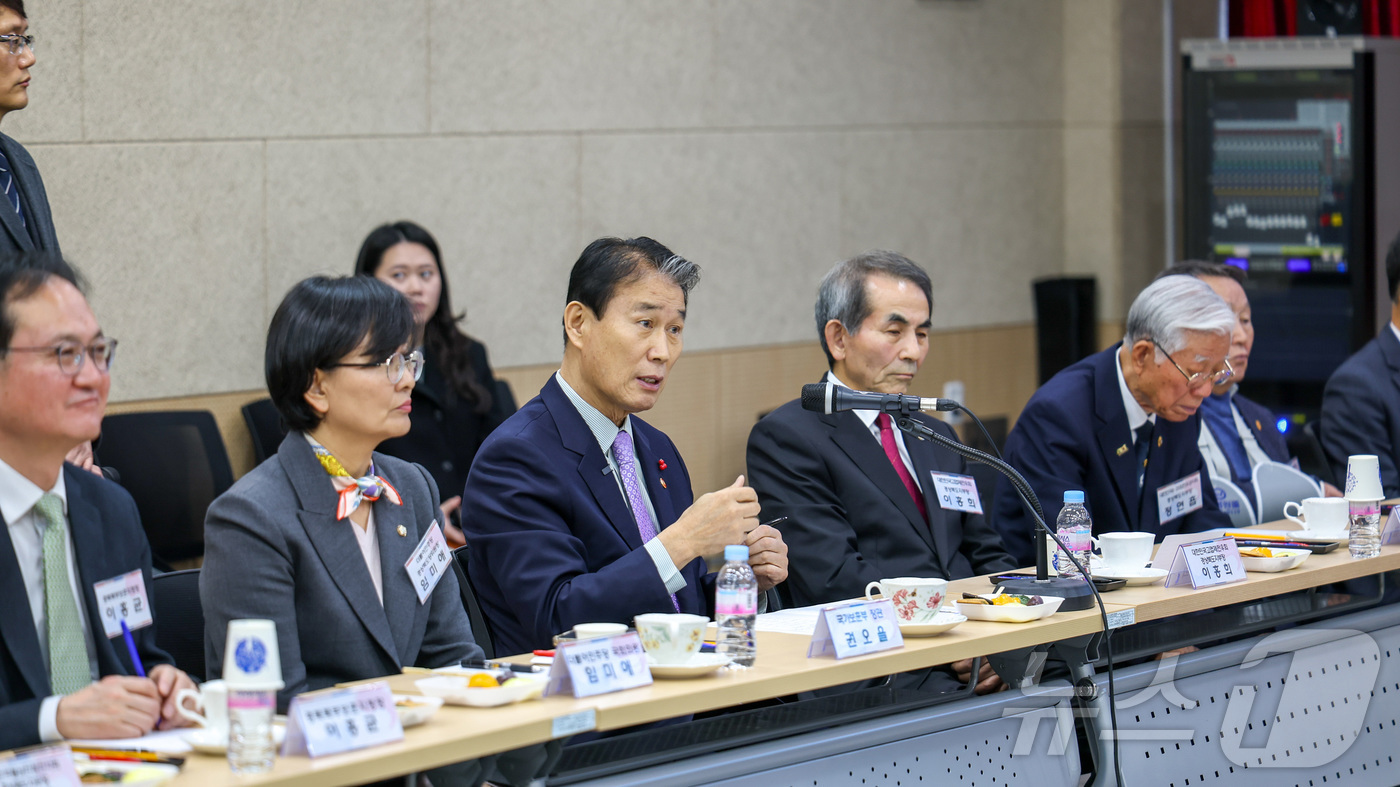 (서울=뉴스1) = 권오을 국가보훈부 장관이 21일 오후 경상북도 보훈회관에서 열린 보훈단체 현장 소통 간담회에서 발언을 하고 있다. (국가보훈부 제공. 재판매 및 DB 금지) 2 …