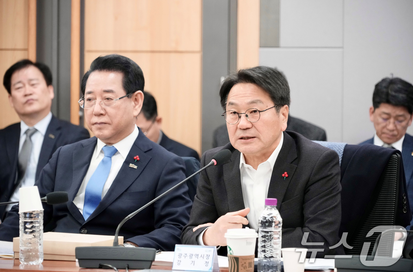 (광주=뉴스1) 이수민 기자 = 강기정 광주광역시장과 김영록 전남지사가 21일 오전 국회의원회관 제2세미나실에서 '광주전남 통합 특별법 검토 시도지사-국회의원 2차 조찬 간담회'에 …