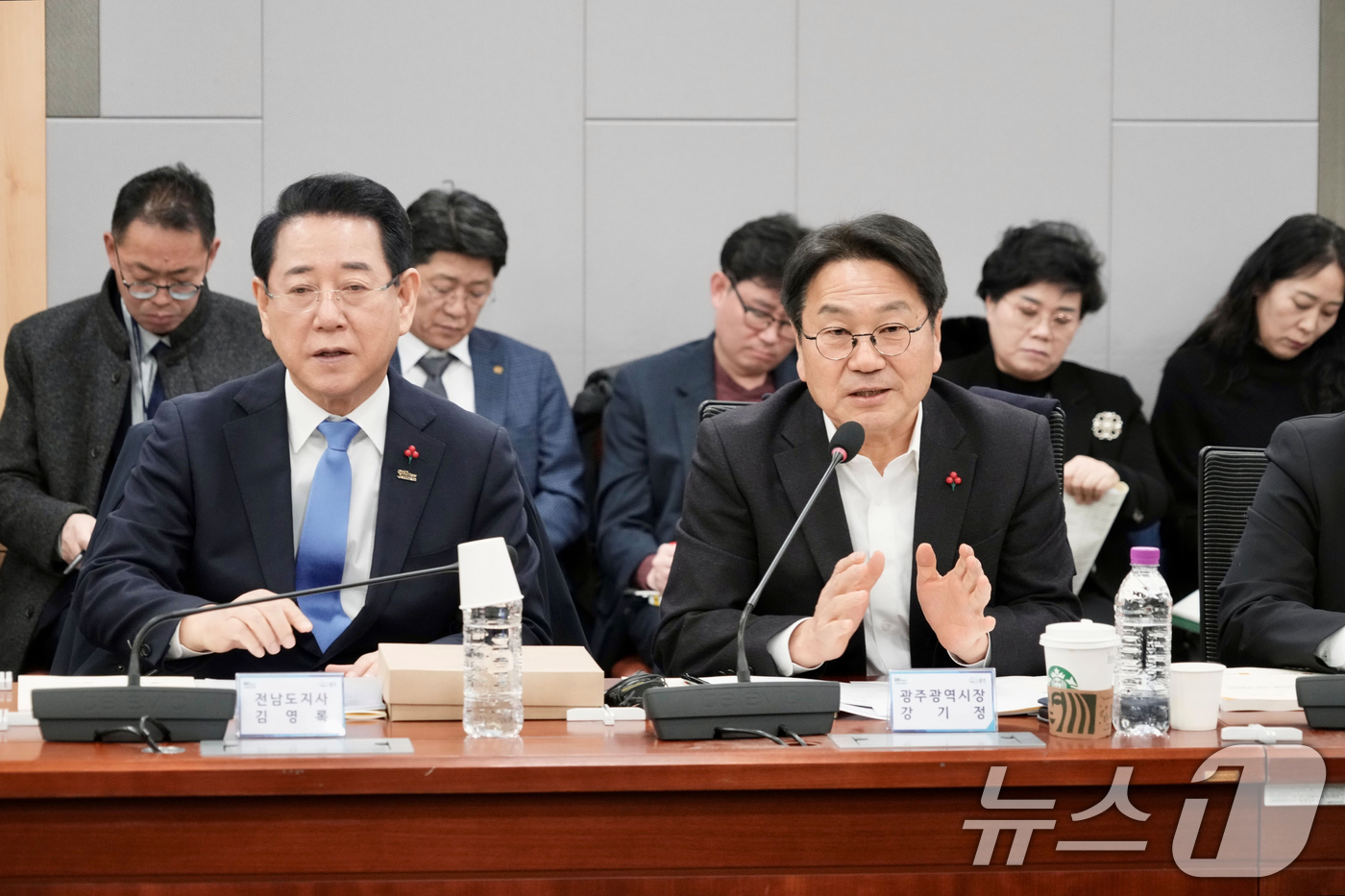 (광주=뉴스1) 이수민 기자 = 강기정 광주광역시장과 김영록 전남지사가 21일 오전 국회의원회관 제2세미나실에서 '광주전남 통합 특별법 검토 시도지사-국회의원 2차 조찬 간담회'에 …