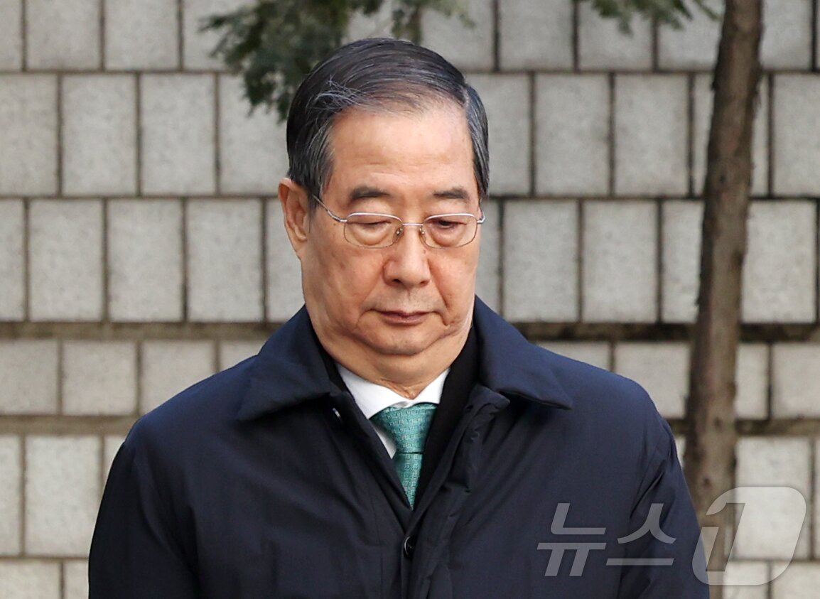 본문 이미지 - 한덕수 전 국무총리가 21일 오후 서울 서초구 서울중앙지법에서 열린 내란 우두머리 방조, 내란 중요임무 종사 혐의 사건 1심 선고공판에 출석하고 있다. 2026.1.21/뉴스1 ⓒ News1 박지혜 기자