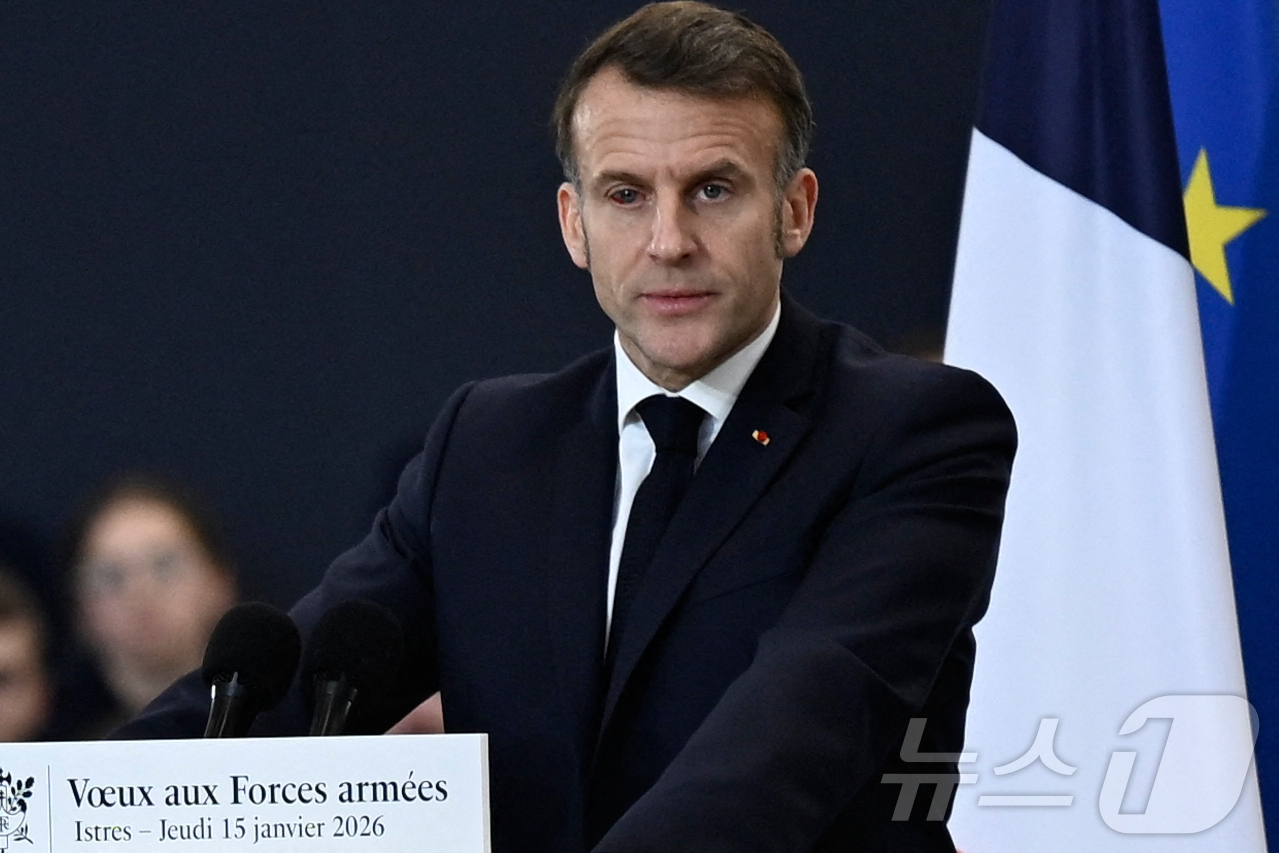 (이스트르 AFP=뉴스1) 이창규 기자 = 에마뉘엘 마크롱 프랑스 대통령이 15일(현지시간) 프랑스 이스트르 공군기지에서 눈 질환으로 붉게 충혈된 눈으로 군 장병들 앞에서 신년 연 …