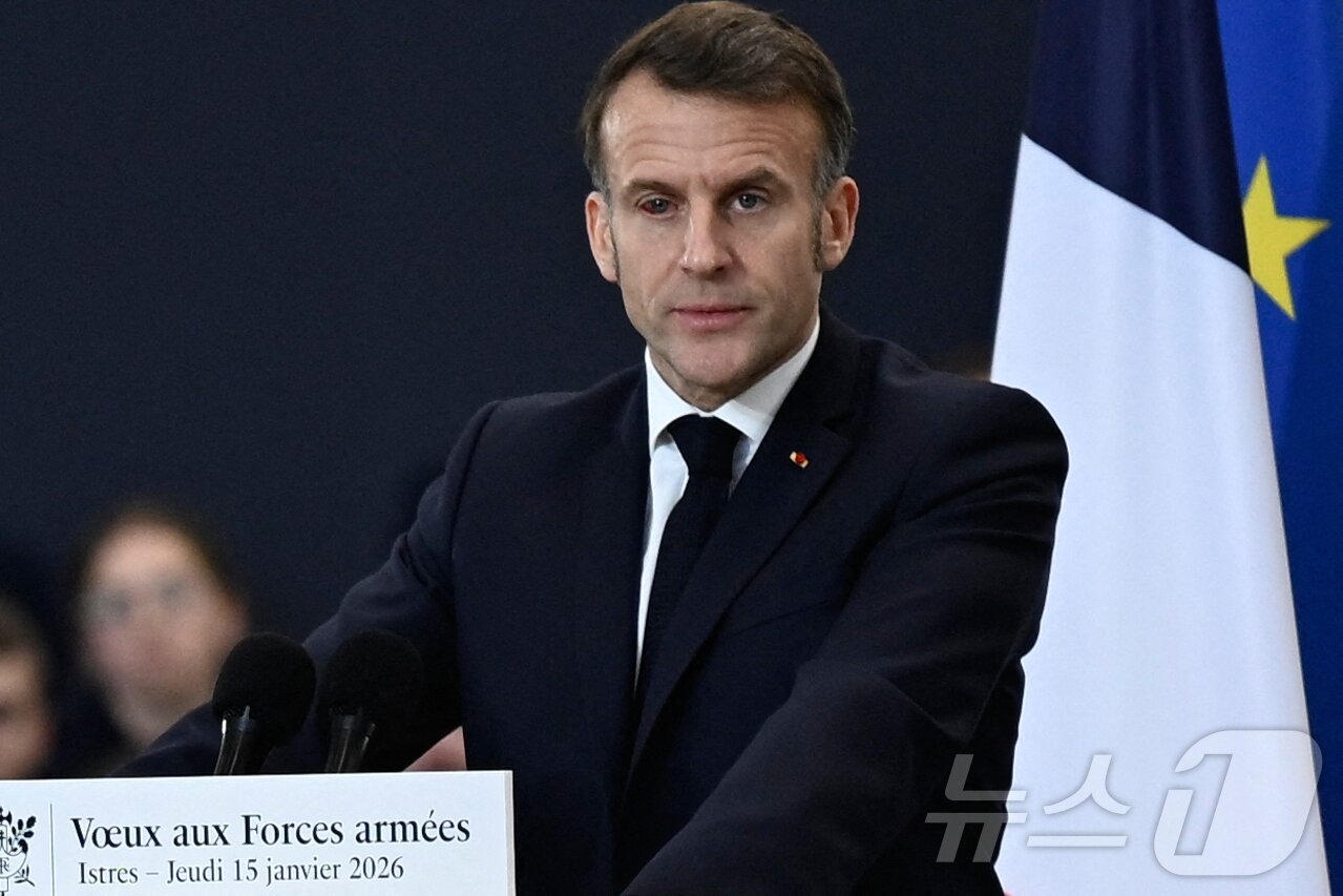 본문 이미지 - 에마뉘엘 마크롱 프랑스 대통령이 15일(현지시간) 프랑스 이스트르 공군기지에서 눈 질환으로 붉게 충혈된 눈으로 군 장병들 앞에서 신년 연설을 하고 있다. 2025.1.15./뉴스1 ⓒ AFP=뉴스1 ⓒ News1 이창규 기자