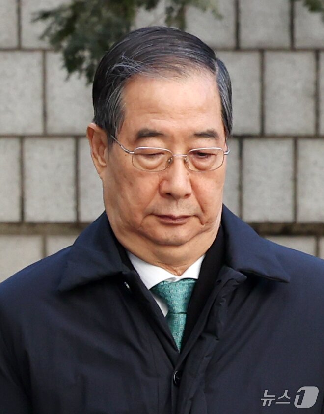 본문 이미지 - 한덕수 전 국무총리가 21일 오후 서울 서초구 서울중앙지법에서 열린 내란 우두머리 방조, 내란 중요임무 종사 혐의 사건 1심 선고공판에 출석하고 있다. 2026.1.21/뉴스1 ⓒ News1 박지혜 기자