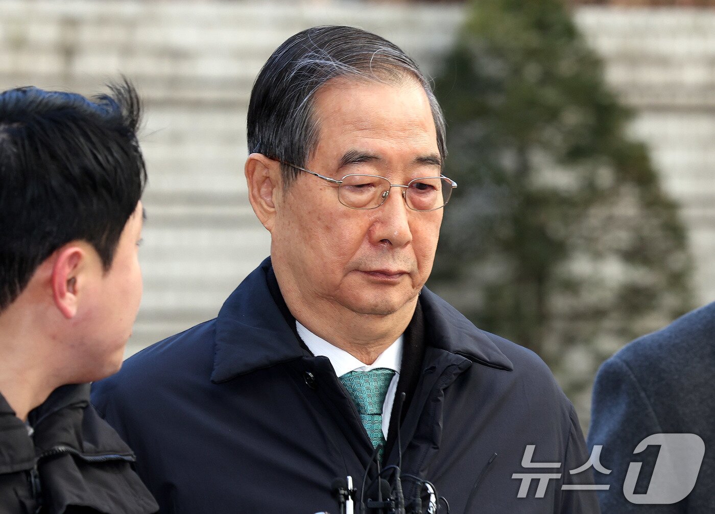 본문 이미지 - 한덕수 전 국무총리가 21일 오후 서울 서초구 서울중앙지법에서 열린 내란 우두머리 방조, 내란 중요임무 종사 혐의 사건 1심 선고공판에 출석하고 있다. 2026.1.21/뉴스1 ⓒ News1 박지혜 기자