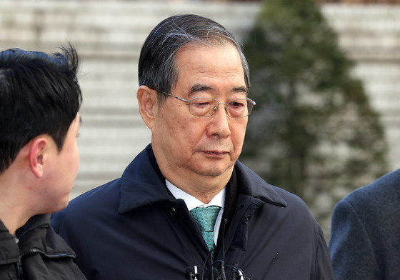 내란 혐의 1심 선고 앞둔 한덕수…묵묵부답 속 법정으로