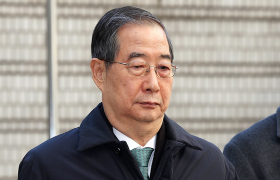 한덕수, 1심 선고 앞두고 법원 출석…'묵묵부답'