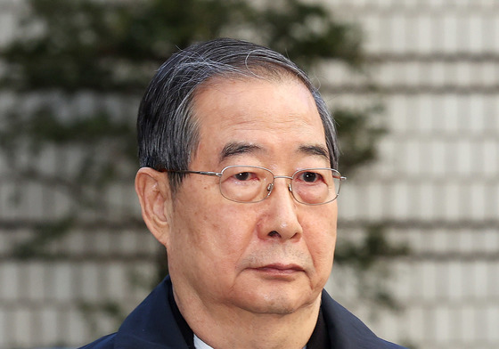 한덕수, 1심 선고 앞두고 법원 출석…'묵묵부답'