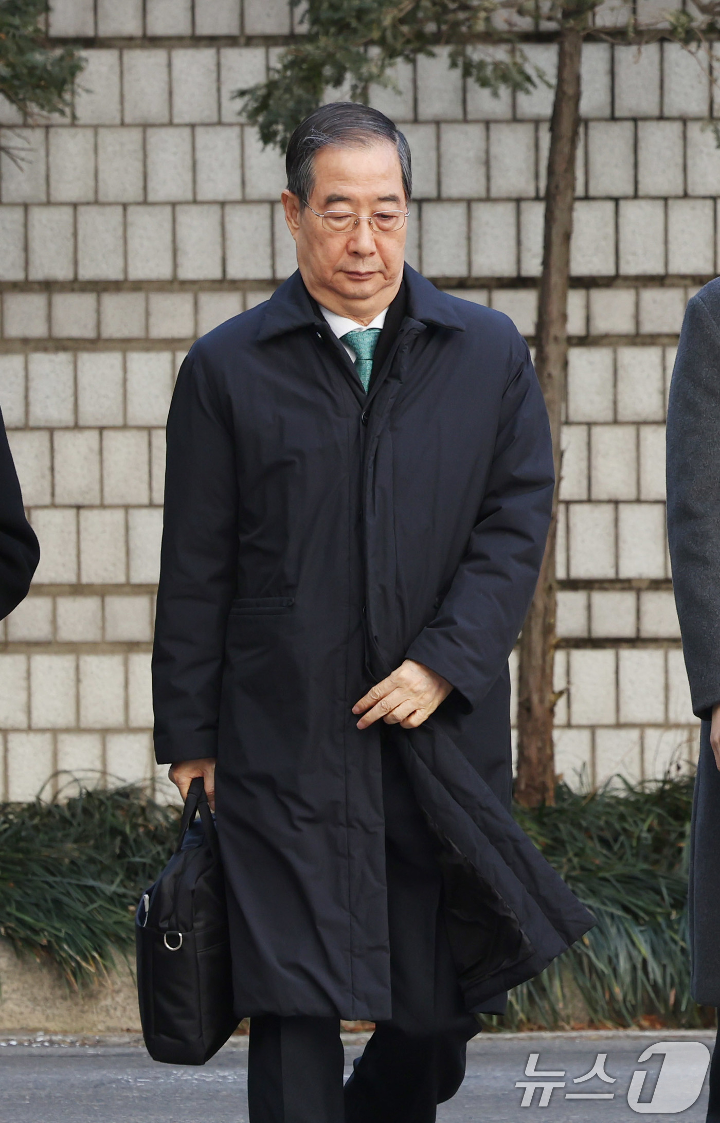 (서울=뉴스1) 박지혜 기자 = 한덕수 전 국무총리가 21일 오후 서울 서초구 서울중앙지법에서 열린 내란 우두머리 방조, 내란 중요임무 종사 혐의 사건 1심 선고공판에 출석하고 있 …