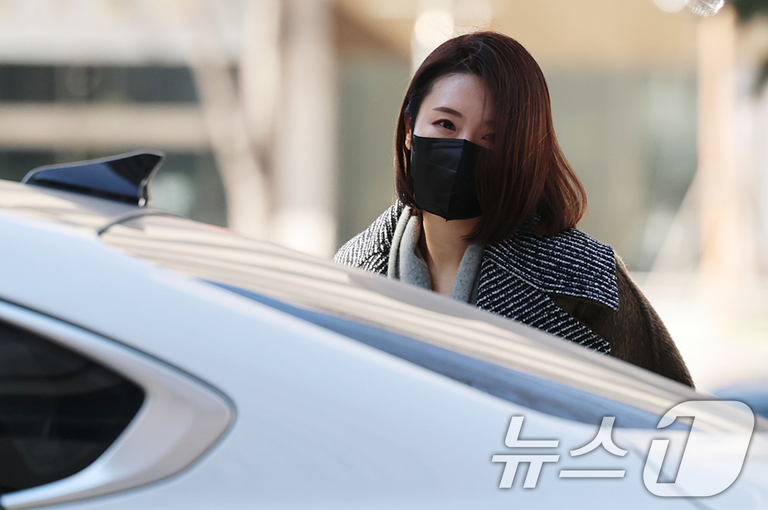 (서울=뉴스1) 오대일 기자 = 김병기 의원의 공천헌금 수수·아들 부정 편입 의혹의 핵심으로 지목되는 이지희 동작구의원이 21일 오후 서울 마포구 서울경찰청 공공범죄수사대에서 피의 …