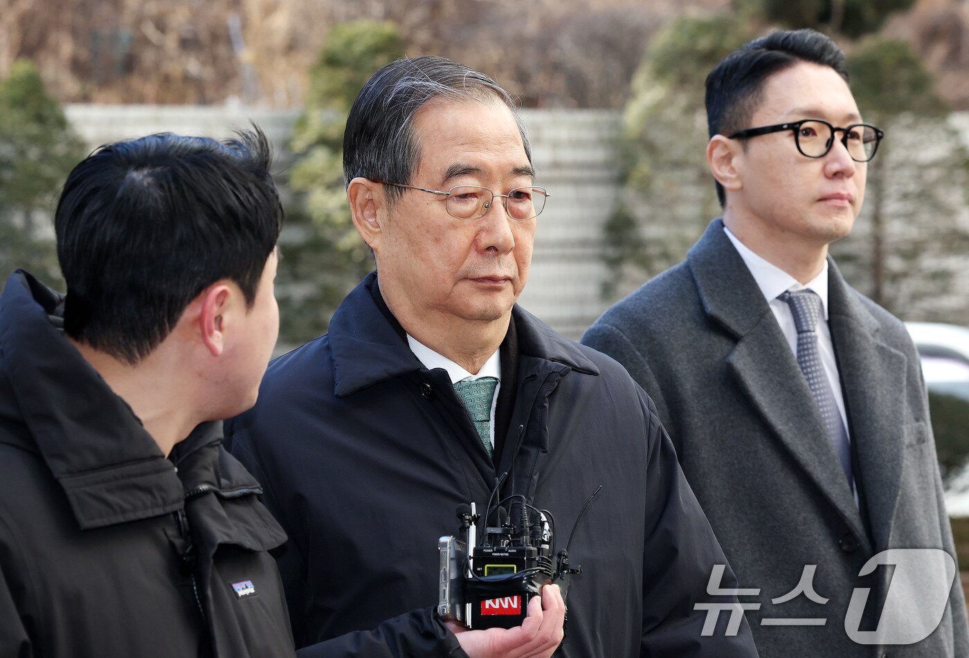 본문 이미지 - 한덕수 전 국무총리가 21일 오후 서울 서초구 서울중앙지법에서 열린 내란 우두머리 방조, 내란 중요임무 종사 혐의 사건 1심 선고공판에 출석하고 있다. 2026.1.21/뉴스1 ⓒ News1 박지혜 기자