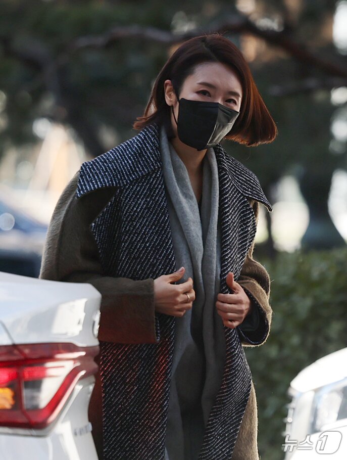 본문 이미지 - 김병기 의원의 공천헌금 수수·아들 부정 편입 의혹의 핵심으로 지목되는 이지희 동작구의원이 21일 오후 서울 마포구 서울경찰청 공공범죄수사대에서 피의자 신분으로 조사를 받기 위해 출석하고 있다. 2026.1.21/뉴스1 ⓒ News1 오대일 기자