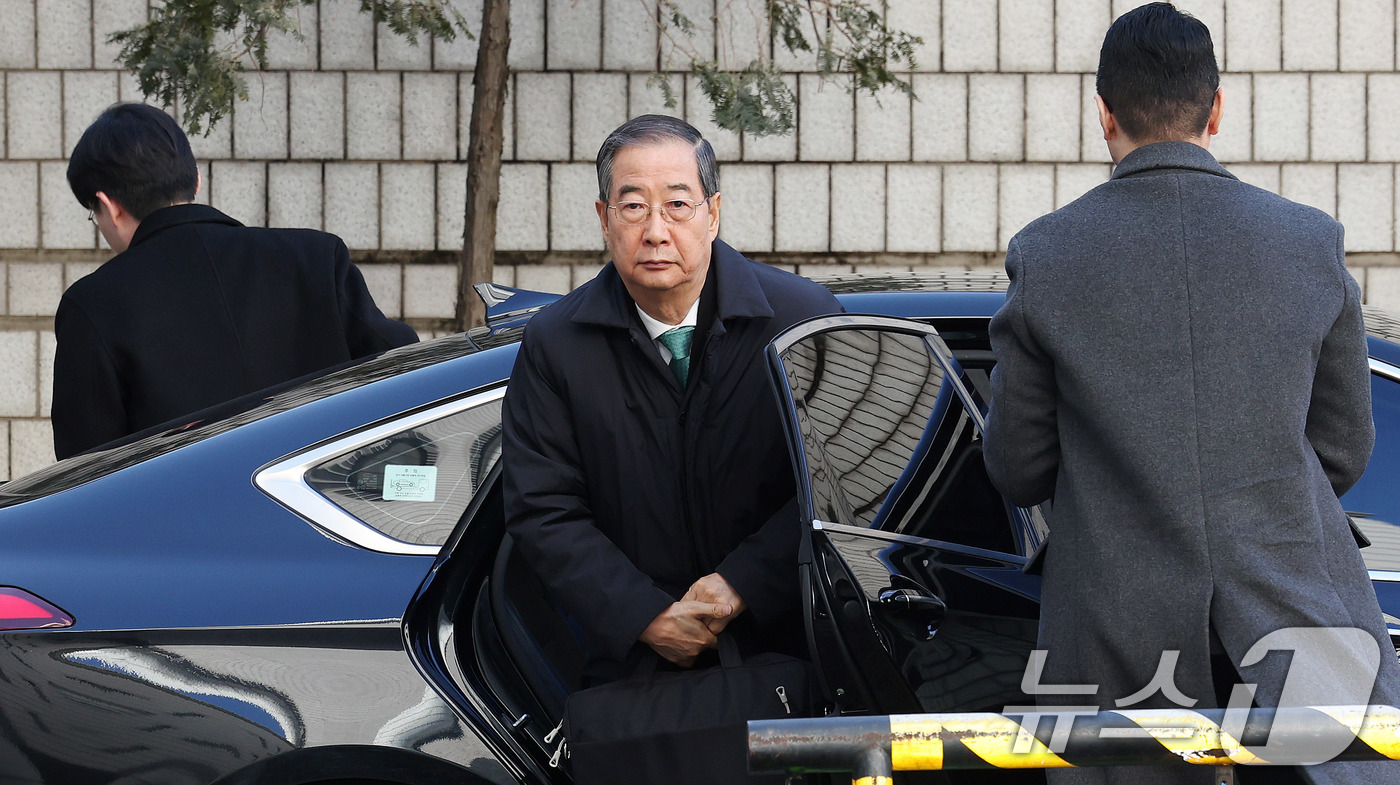 (서울=뉴스1) 박지혜 기자 = 한덕수 전 국무총리가 21일 오후 서울 서초구 서울중앙지법에서 열린 내란 우두머리 방조, 내란 중요임무 종사 혐의 사건 1심 선고공판에 출석하고 있 …