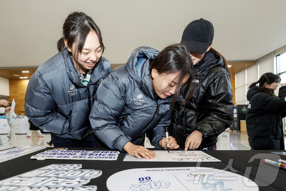 (서울=뉴스1) = 카스가 지난 20일 충북 진천 국가대표선수촌에서 ‘카스 0.0 응원 부스’를 운영했다고 21일 밝혔다. 사진은 국가대표 선수들이 현장에 마련된 치어풀에 응원 문 …