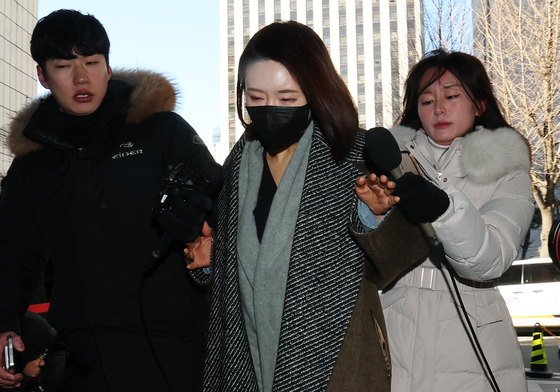 '김병기 최측근' 이지희 구의원 경찰 출석…'공천헌금·부정편입' 핵심