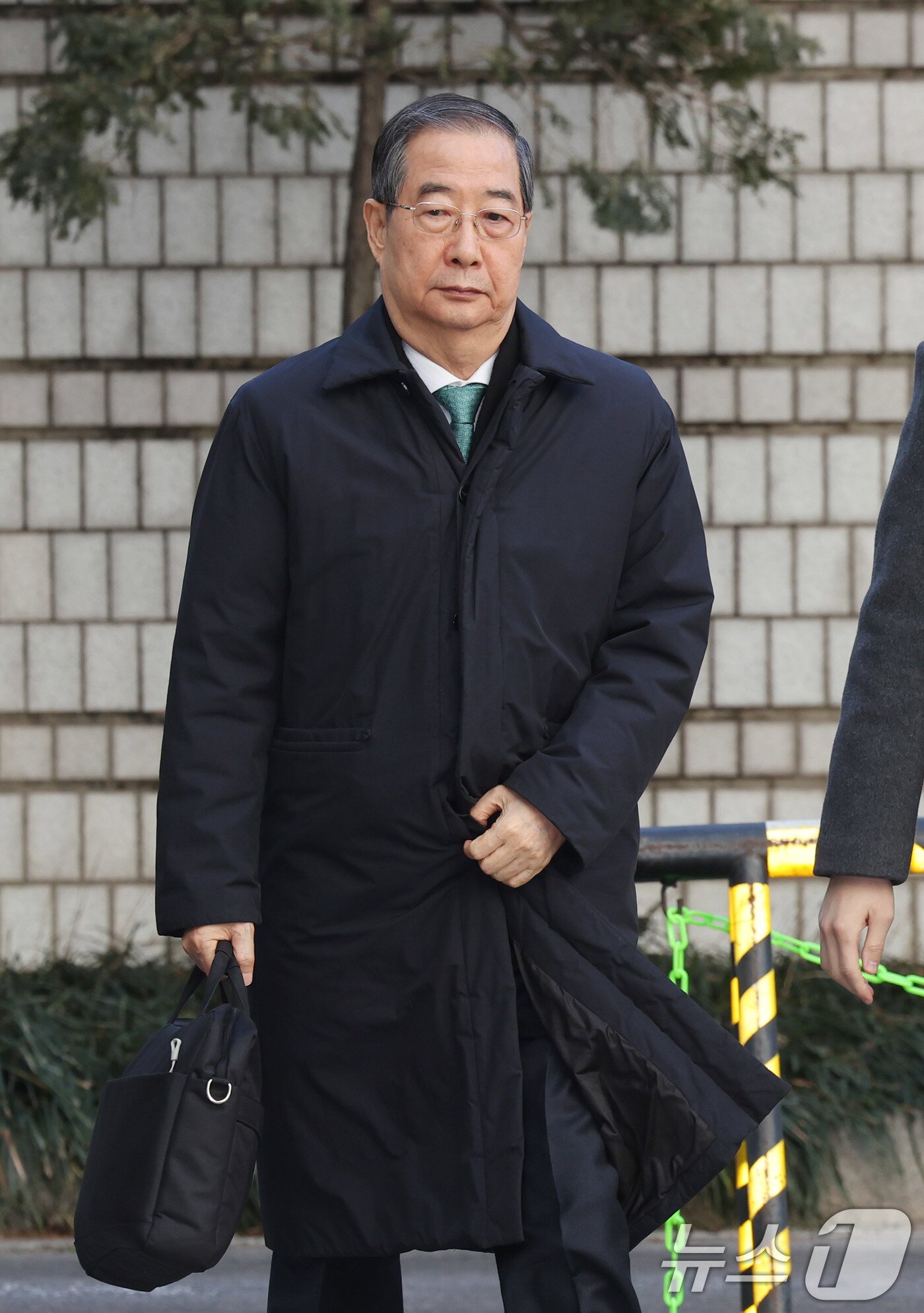 본문 이미지 - 한덕수 전 국무총리가 21일 오후 서울 서초구 서울중앙지법에서 열린 내란 우두머리 방조, 내란 중요임무 종사 혐의 사건 1심 선고공판에 출석하고 있다. 2026.1.21/뉴스1 ⓒ News1 박지혜 기자