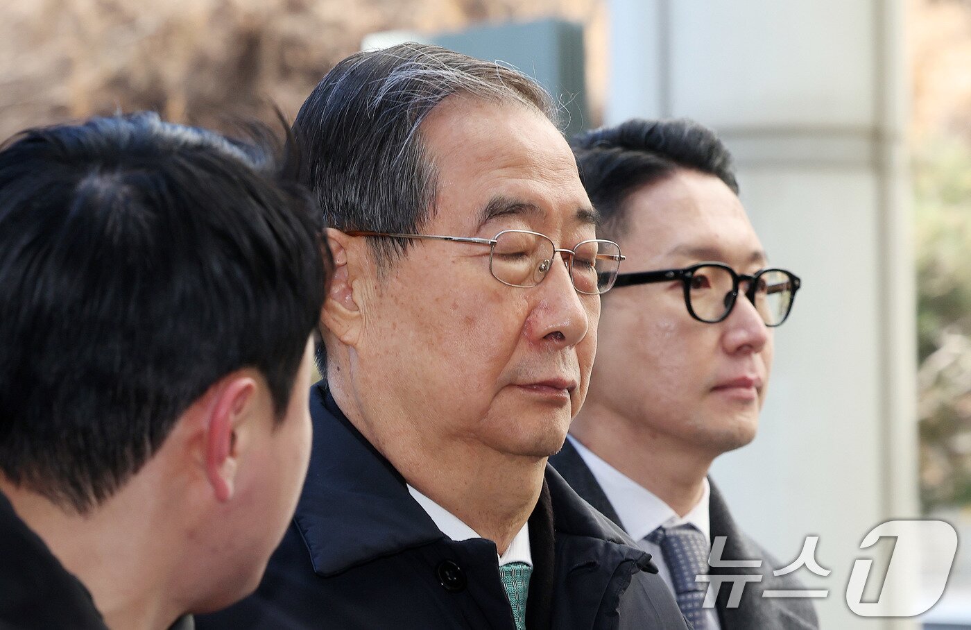 본문 이미지 - 한덕수 전 국무총리가 21일 오후 서울 서초구 서울중앙지법에서 열린 내란 우두머리 방조, 내란 중요임무 종사 혐의 사건 1심 선고공판에 출석하고 있다. 2026.1.21/뉴스1 ⓒ News1 박지혜 기자