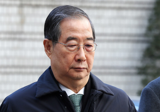 한덕수, 1심 선고 앞두고 법원 출석…'묵묵부답'