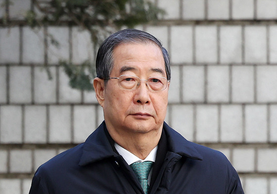 한덕수, 1심 선고 앞두고 법원 출석…'묵묵부답'