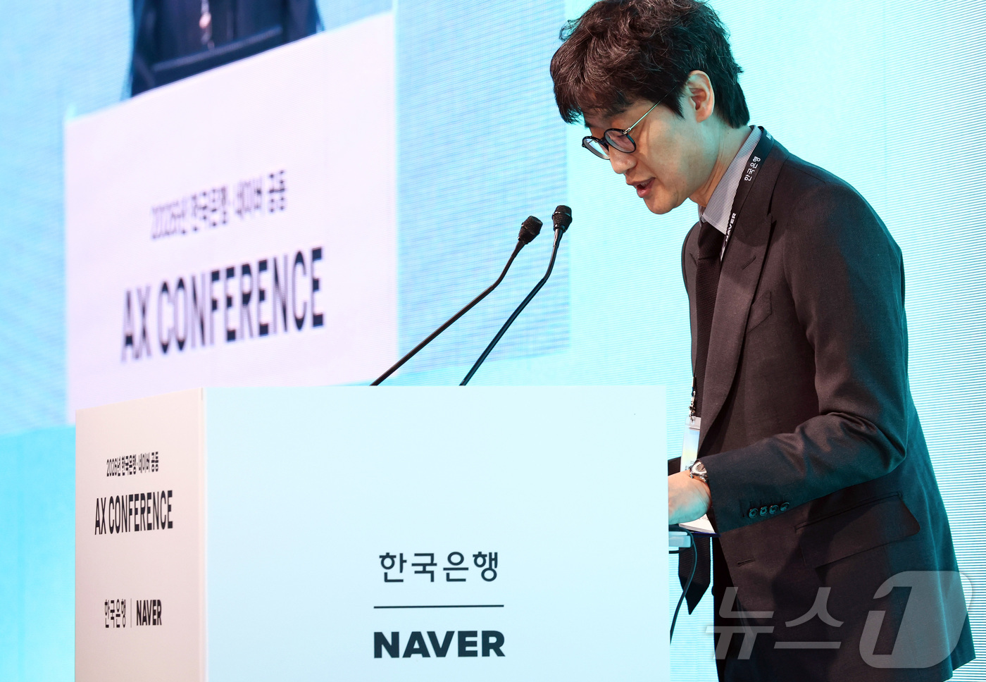 (서울=뉴스1) 최지환 기자 = 이해진 네이버 이사회 의장이 21일 오후 서울 중구 한국은행에서 열린 한국은행·네이버 공동 AX(인공지능 전환) 컨퍼런스에서 개회사를 하며 고개 숙 …