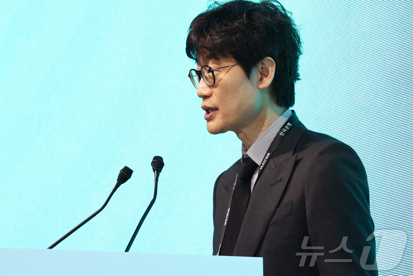 (서울=뉴스1) 최지환 기자 = 이해진 네이버 이사회 의장이 21일 오후 서울 중구 한국은행에서 열린 한국은행·네이버 공동 AX(인공지능 전환) 컨퍼런스에서 개회사를 하고 있다. …