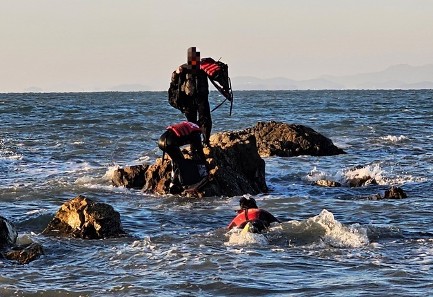 평택해경, 대부도 방아머리 해변서 갯바위 고립 20대 남성 구조