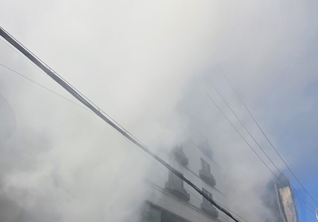 청양 6층짜리 모텔서 화재…건물 일부·차량 1대 불타