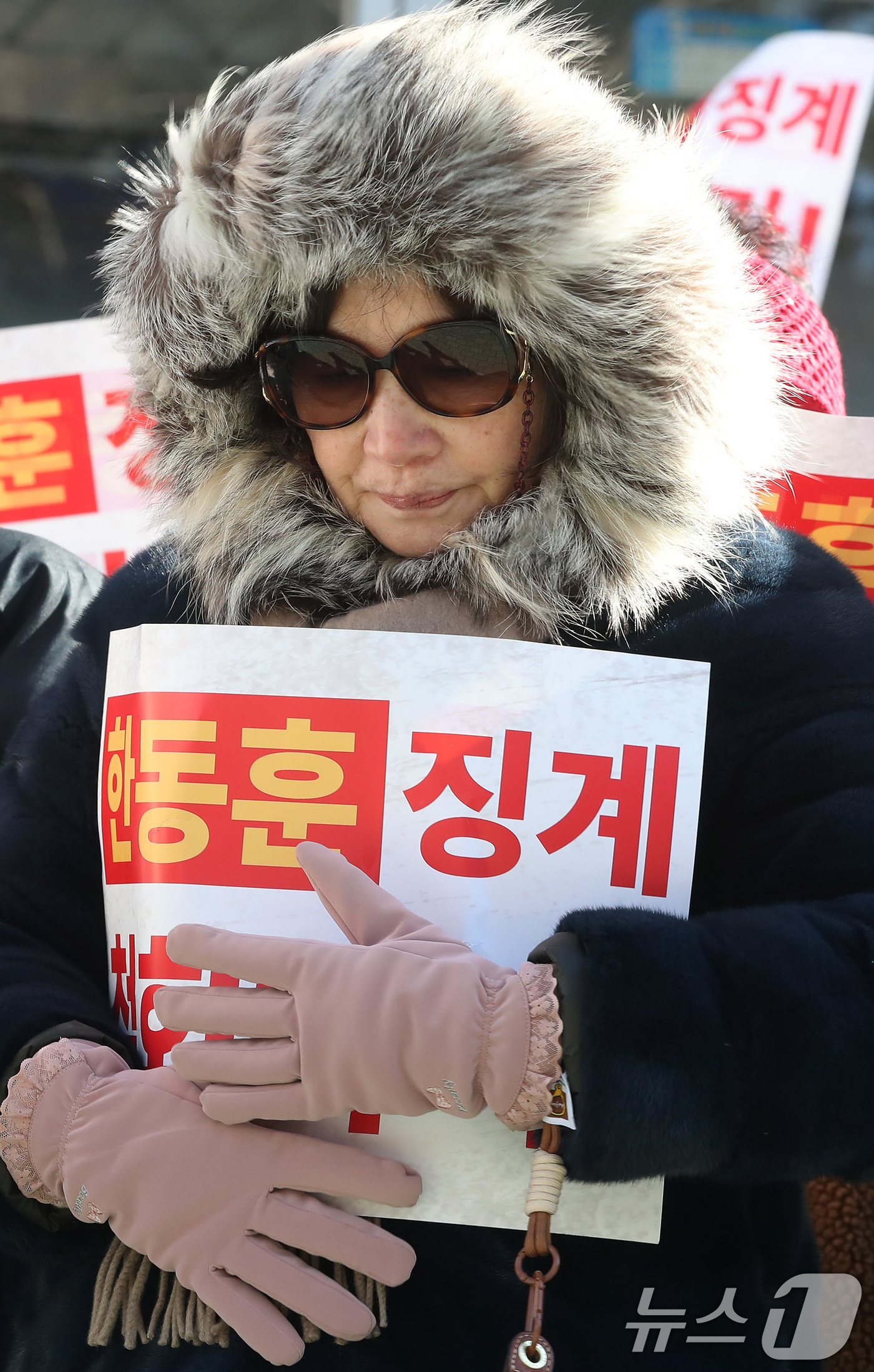 (대구=뉴스1) 공정식 기자 = 21일 오후 대구 수성구 국민의힘 대구시당 앞에서 한동훈 전 대표 지지자들이 한 전 대표의 당원 게시판 사건과 관련한 당 징계를 철회할 것을 촉구하 …
