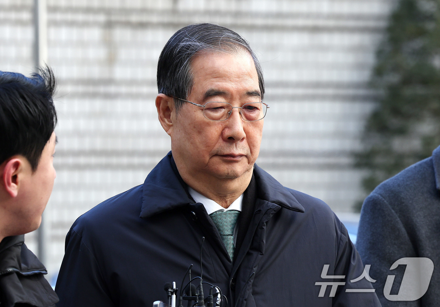 (서울=뉴스1) 박지혜 기자 = 한덕수 전 국무총리가 21일 오후 서울 서초구 서울중앙지법에서 열린 내란 우두머리 방조, 내란 중요임무 종사 혐의 사건 1심 선고공판에 출석하고 있 …