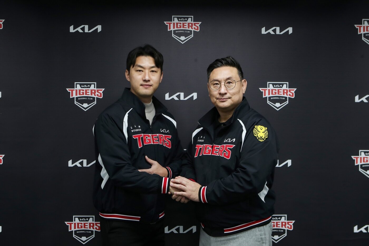 본문 이미지 - 홍건희(왼쪽)가 21일 KIA 타이거즈와 계약 체결 후 심재학 단장과 기념 촬영하고 있다. (KIA 제공)