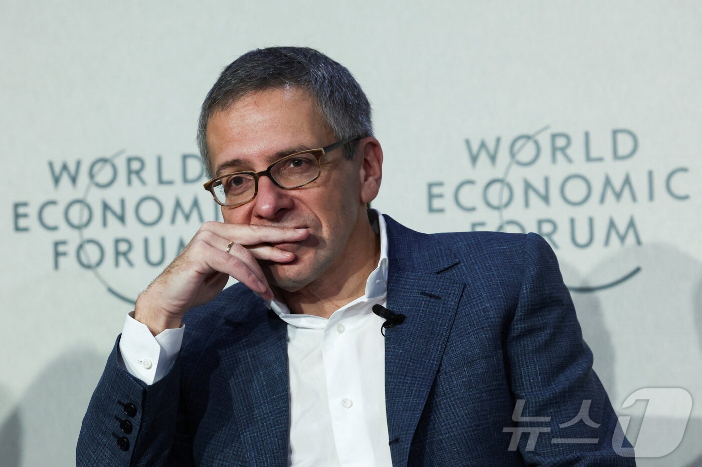 본문 이미지 - 이안 브레머 유라시아그룹 회장이 지난해 1월 21일 스위스 다보스에서 열린 세계경제포럼에 참석해 발언하고 있다. (자료사진) 2025.1.21 ⓒ 로이터=뉴스1 ⓒ News1 강민경 기자