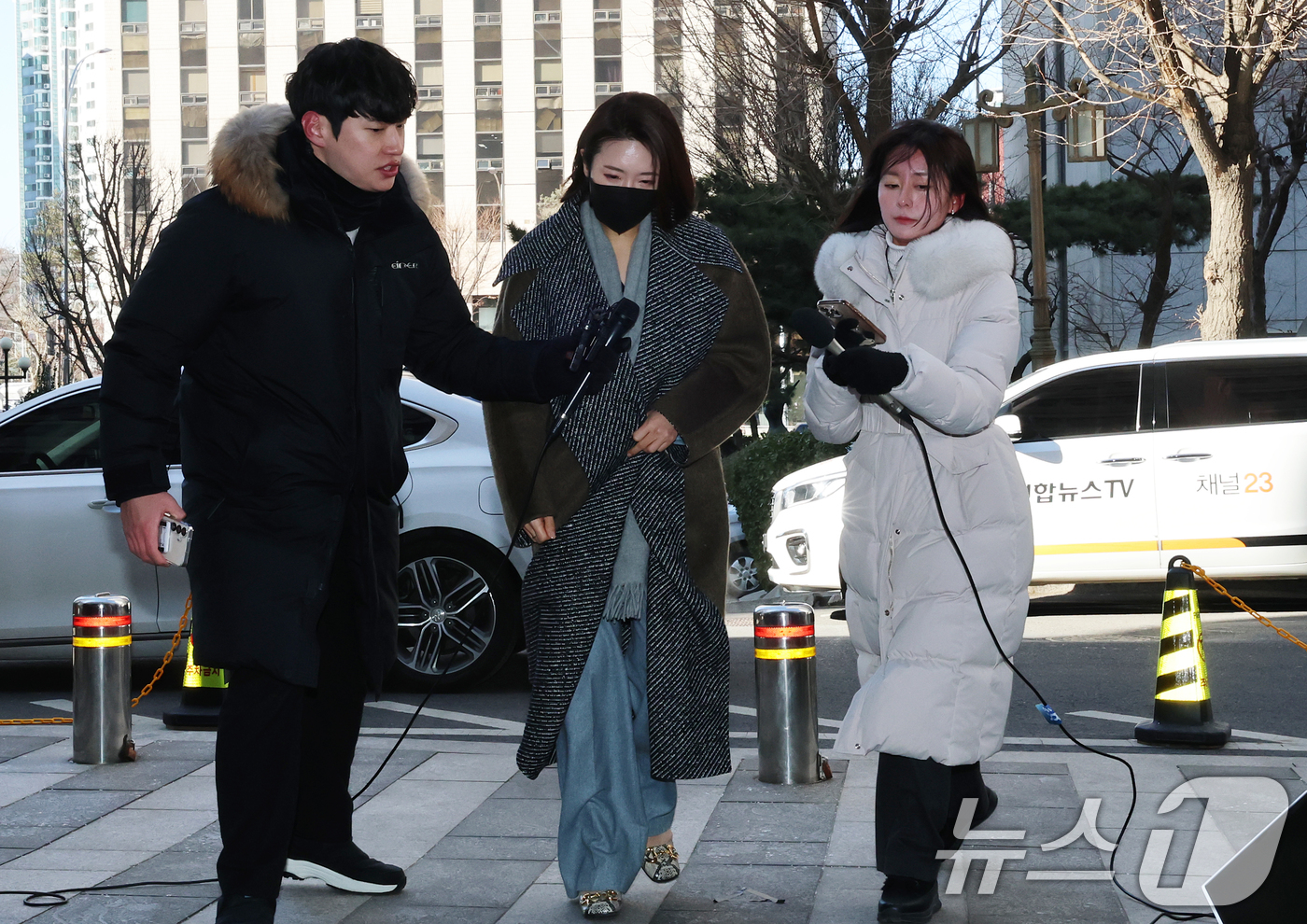 (서울=뉴스1) 오대일 기자 = 김병기 의원의 공천헌금 수수·아들 부정 편입 의혹의 핵심으로 지목되는 이지희 동작구의원이 21일 오후 서울 마포구 서울경찰청 공공범죄수사대에서 피의 …