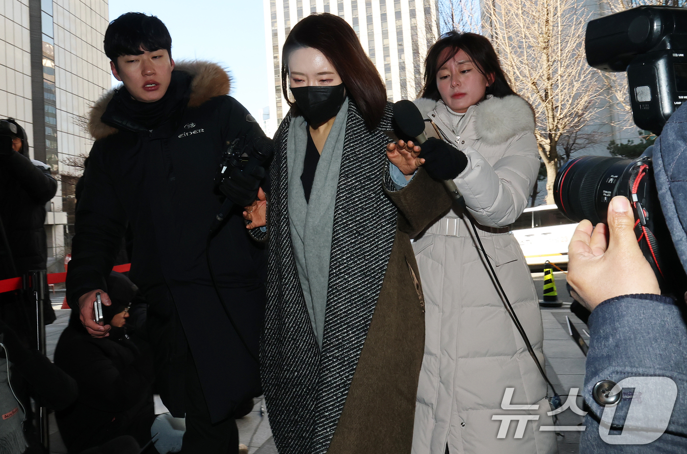 (서울=뉴스1) 오대일 기자 = 김병기 의원의 공천헌금 수수·아들 부정 편입 의혹의 핵심으로 지목되는 이지희 동작구의원이 21일 오후 서울 마포구 서울경찰청 공공범죄수사대에서 피의 …