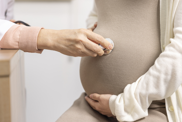 "60살에 애 낳으라고?"…은퇴자 산전 검사비 210만원 지원 '이 나라' 발칵