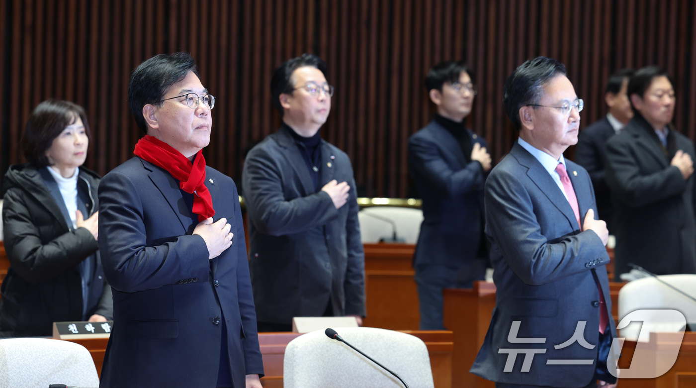 (서울=뉴스1) 신웅수 기자 = 송언석 국민의힘 원내대표가 21일 서울 여의도 국회에서 열린 긴급 의원총회에서 국민의례를 하고 있다. 2026.1.21/뉴스1