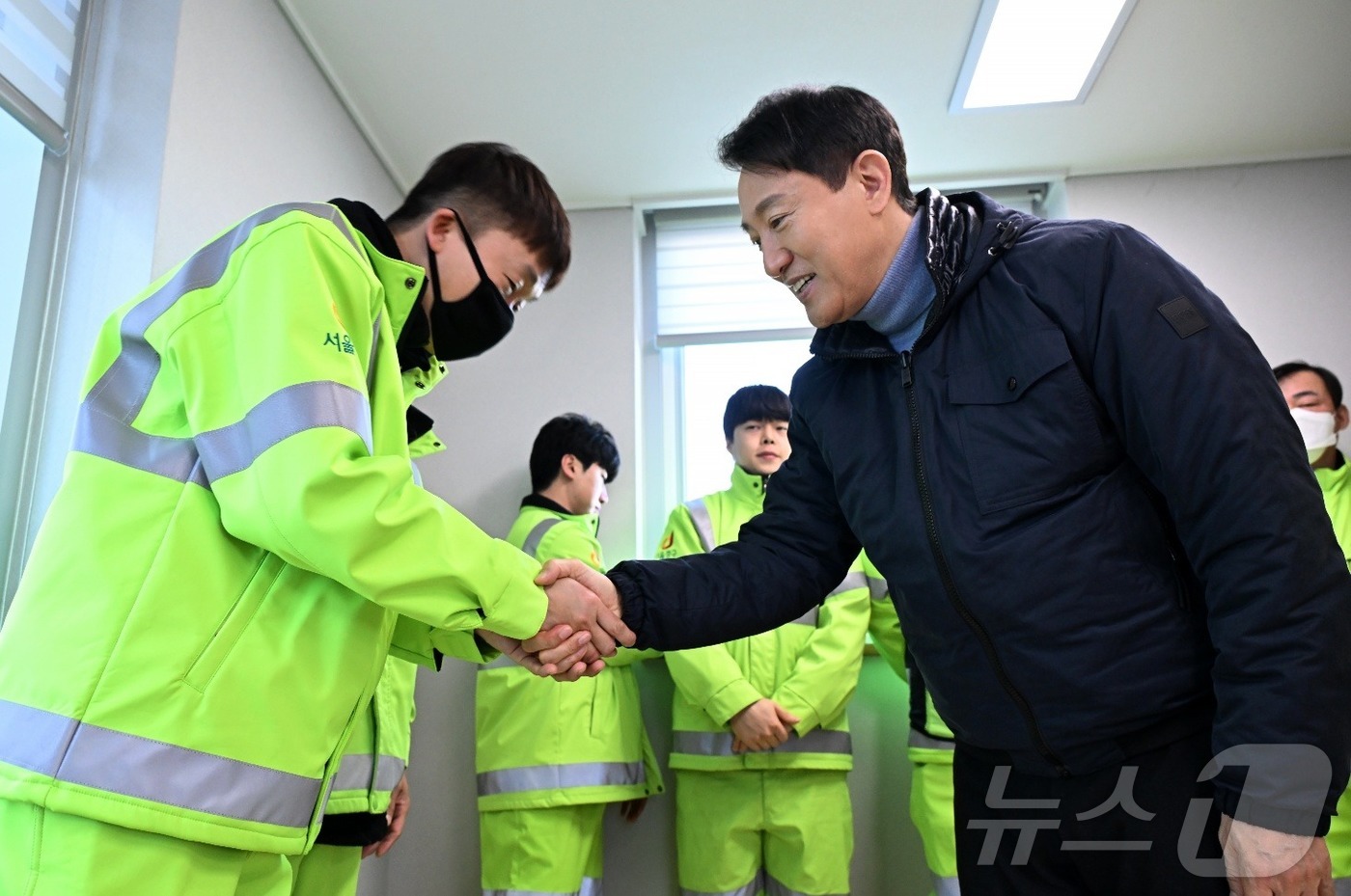 (서울=뉴스1) = 오세훈 서울시장이 21일 오전 을지로 소재 중구청 환경공무관 쉼터 '고운자리'를 찾아 환경공무관들을 격려하고 있다. (서울시 제공. 재판매 및 DB 금지) 20 …