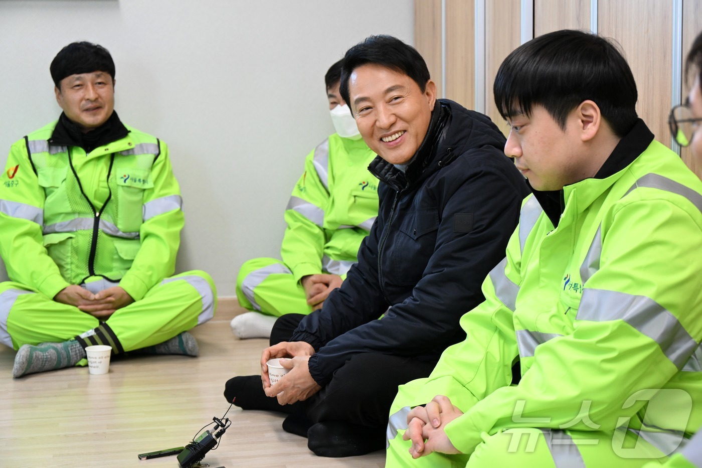 (서울=뉴스1) = 오세훈 서울시장이 21일 오전 을지로 소재 중구청 환경공무관 쉼터 '고운자리'를 찾아 환경공무관들의 한파 현장 작업 여건을 청취하고 있다. (서울시 제공. 재판 …