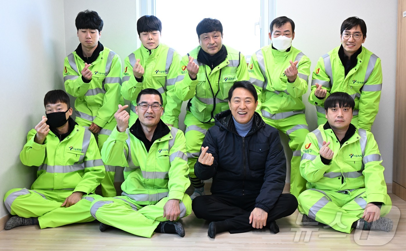 (서울=뉴스1) = 오세훈 서울시장이 21일 오전 을지로 소재 중구청 환경공무관 쉼터 '고운자리'를 찾아 환경공무관들의 한파 현장 작업 여건을 청취한 후 기념촬영을 하고 있다. ( …