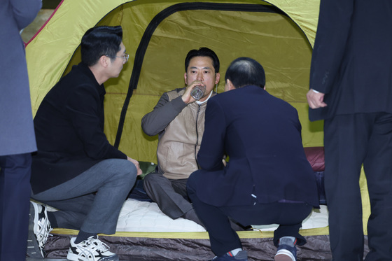 목 축이는 장동혁