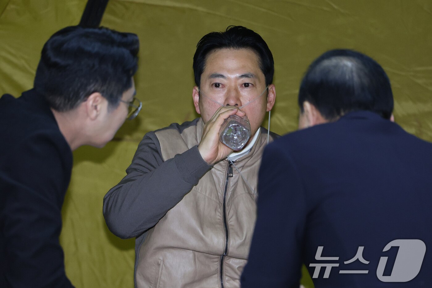 본문 이미지 - 장동혁 국민의힘 대표가 21일 서울 여의도 국회 로텐더홀에서 단식 농성을 이어가고 있다. 2026.1.21/뉴스1 ⓒ News1 신웅수 기자