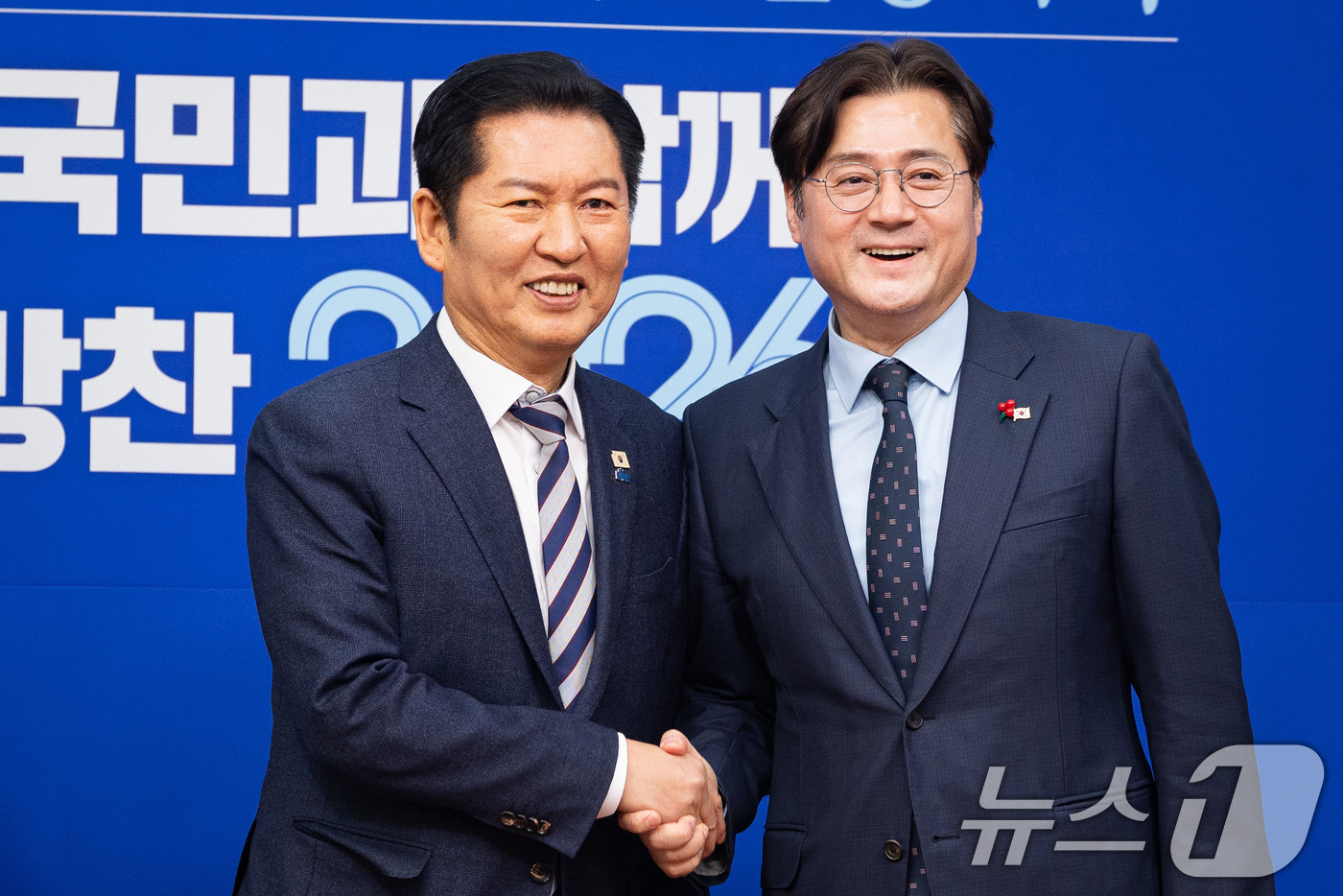 (서울=뉴스1) 유승관 기자 = 정청래 더불어민주당 대표가 21일 서울 여의도 국회에서 홍익표 청와대 신임 정무수석을 접견, 기념 촬영을 하고 있다. 2026.1.21/뉴스1