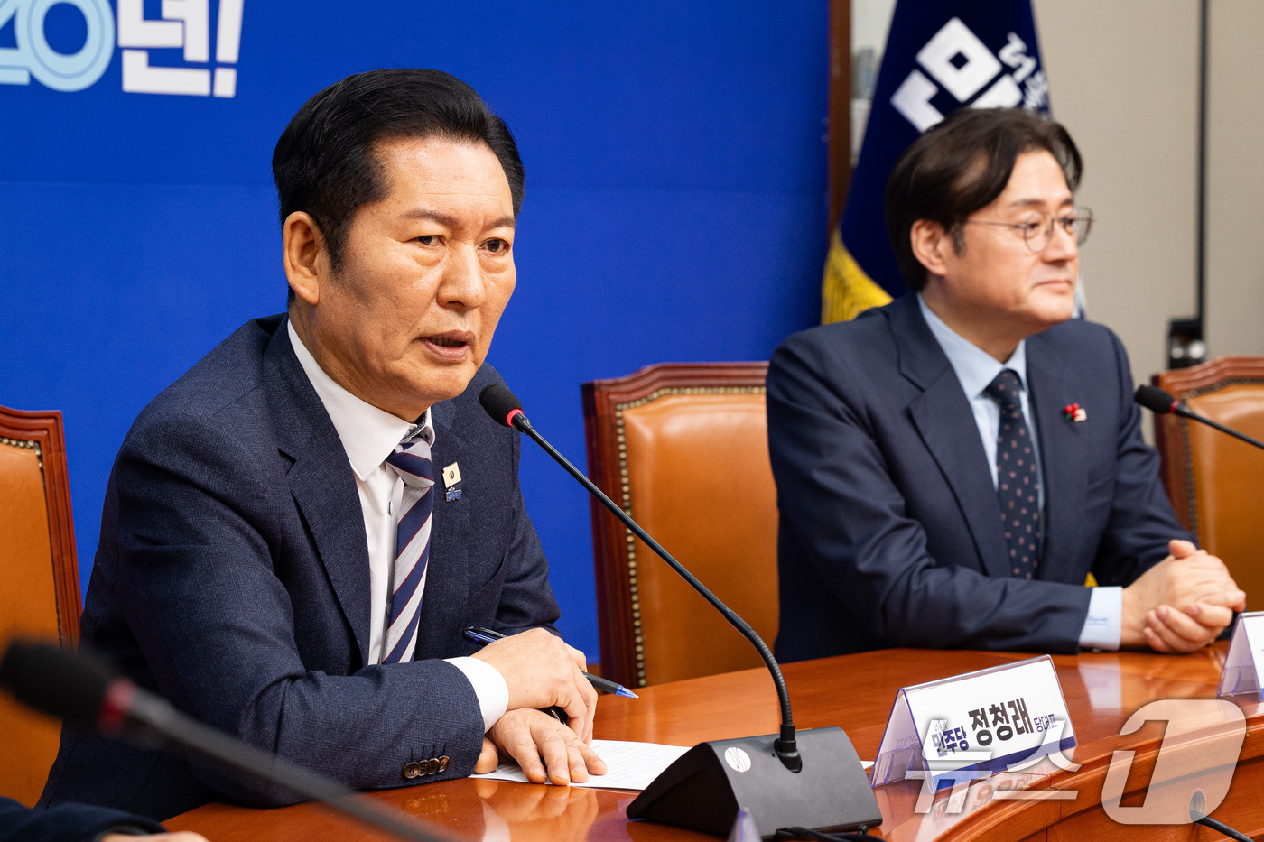 (서울=뉴스1) 유승관 기자 = 정청래 더불어민주당 대표가 21일 서울 여의도 국회에서 홍익표 청와대 신임 정무수석을 접견하고 있다. 2026.1.21/뉴스1