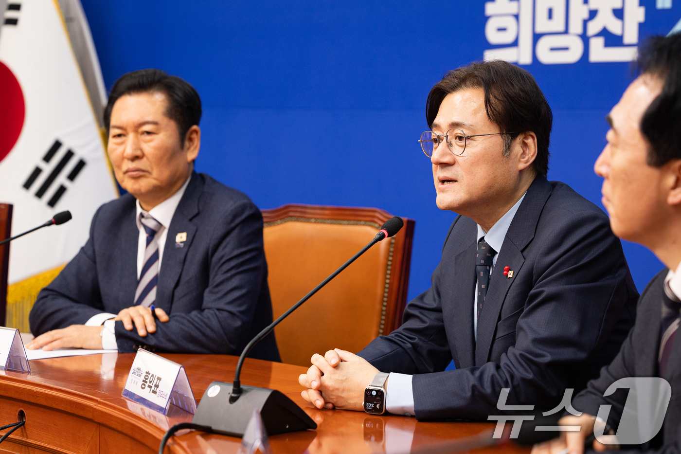 (서울=뉴스1) 유승관 기자 = 홍익표 청와대 신임 정무수석이 21일 서울 여의도 국회에서 정청래 더불어민주당 대표를 예방하고 있다. 2026.1.21/뉴스1