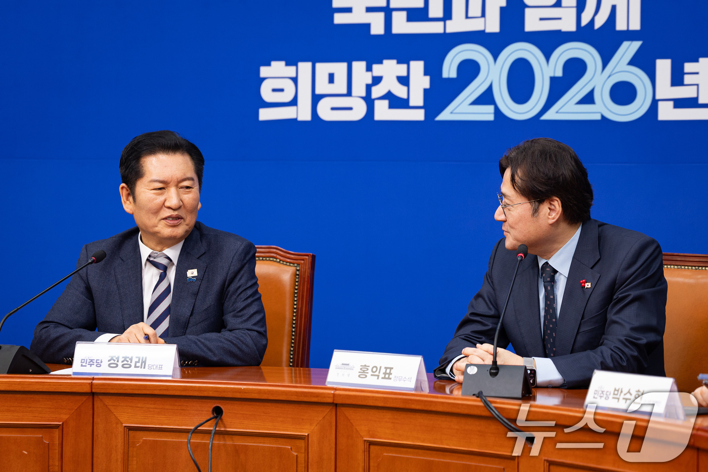 (서울=뉴스1) 유승관 기자 = 홍익표 청와대 신임 정무수석이 21일 서울 여의도 국회에서 정청래 더불어민주당 대표를 예방하고 있다. 2026.1.21/뉴스1